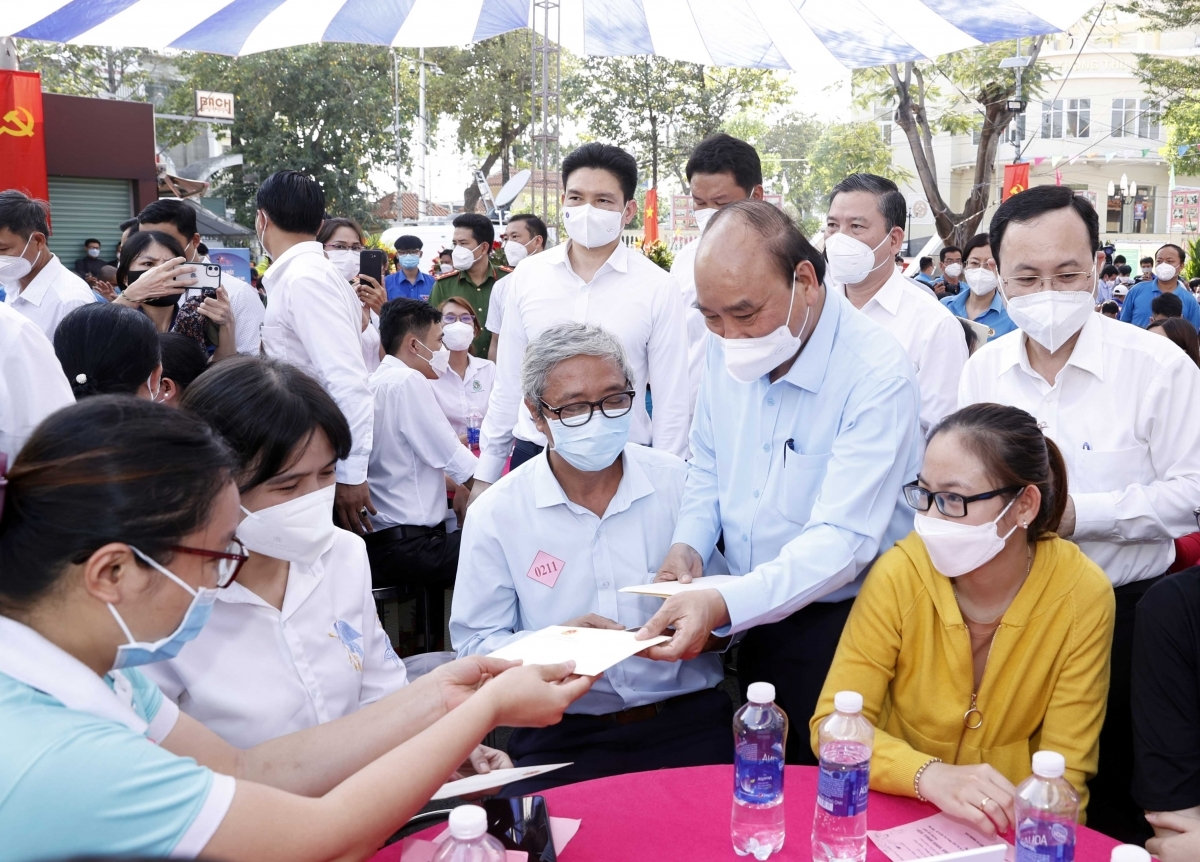 Chủ tịch nước Nguyễn Xuân Phúc trao quà Tết cho công nhân khó khăn tại TP. Thủ Đức