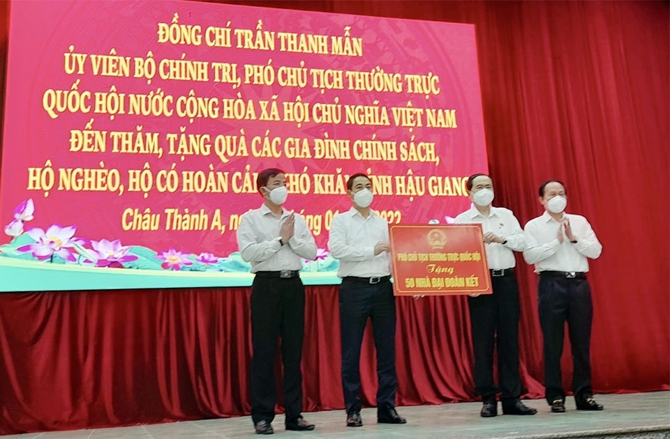 Phó Chủ tịch Thường trực Quốc hội Trần Thanh Mẫn và Phó Chủ tịch - Tổng Thư ký Ủy ban Trung ương Mặt trận Việt Nam Lê Tiến Châu trao tặng 50 căn nhà Đại đoàn kết cho người dân tỉnh Hậu Giang