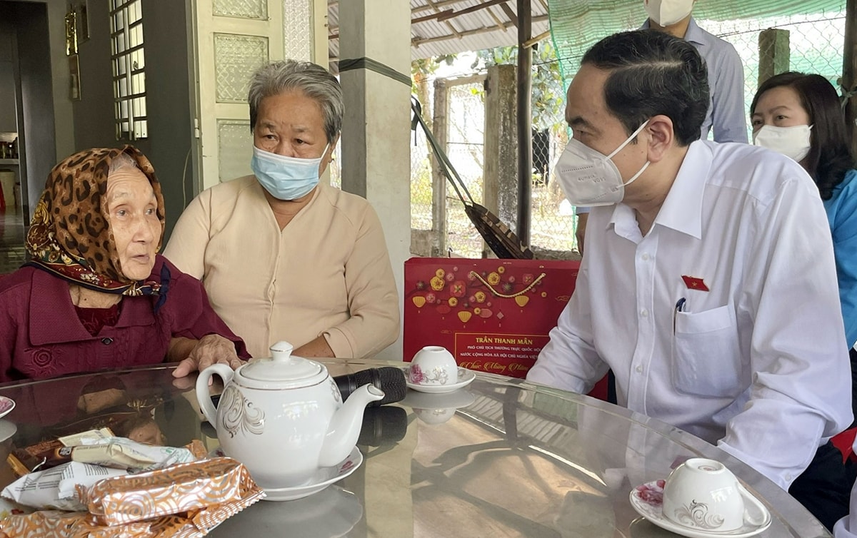 Phó Chủ tịch Thường trực Quốc hội Trần Thanh Mẫn và Đoàn công tác đến thăm, tặng quà mẹ liệt sĩ Nguyễn Thị Thời ở huyện Châu Thành A, Hậu Giang