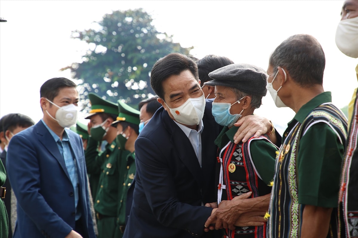Phó Bí thư Thường trực Tỉnh ủy Lê Văn Dũng thăm hỏi, động viên các già làng, Người có uy tín xã La Êê nhân chuyến công tác tại Nam Giang. (Ảnh: A.N) 