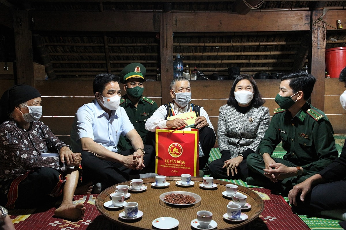 Đoàn công tác của tỉnh thăm, chúc Tết già làng, Người có uy tín Blúp Dứ - người đầu tiên của miền núi Quảng Nam được phong danh hiệu Nhà giáo ưu tú. (Ảnh: A.N) 