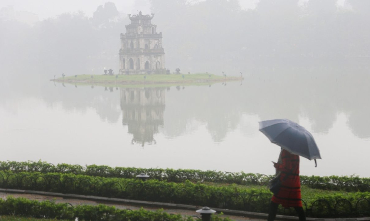Thủ  đô Hà Nội nhiều mây, sáng sớm và đêm có mưa phùn và sương mù rải rác