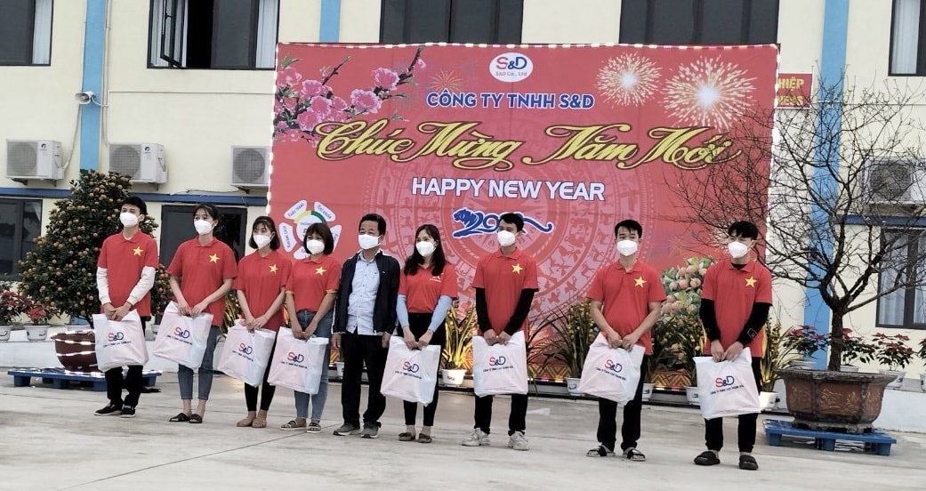 Ban lãnh đạo công ty thăm hỏi, tặng quà cho người lao động nhân dịp năm mới