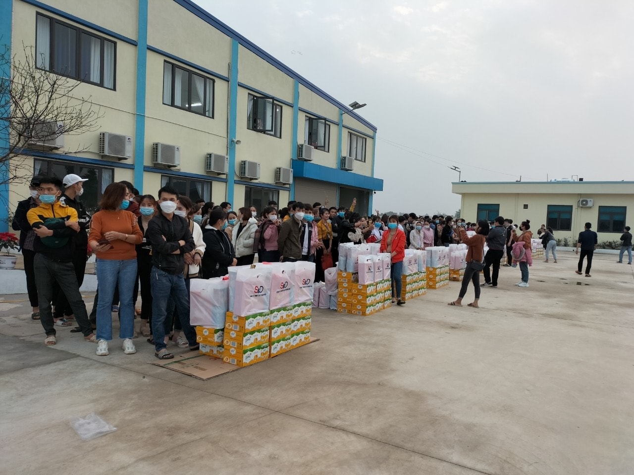 Người lao động luôn được quan tâm, chăm lo (Ảnh: Những phần quà đang được chuyển đến tay công nhân, người lao động nhân dịp đón Tết nguyên đán Nhâm Dần 2022)
