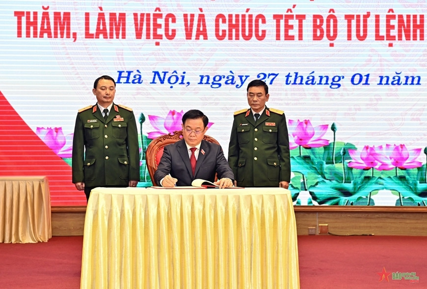  Chủ tịch Quốc hội viết sổ vàng lưu niệm tại Bộ Tư lệnh Thủ đô Hà Nội