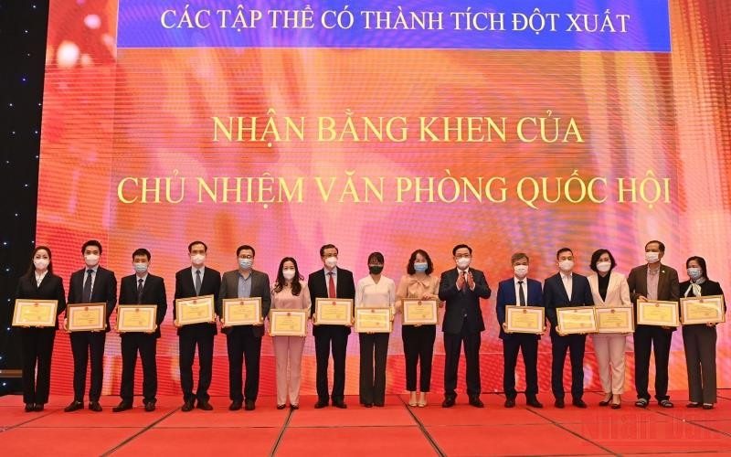 Chủ tịch Quốc hội Vương Đình Huệ trao Bằng khen cho các tập thể có thành tích đột xuất. (Ảnh: Duy Linh)
