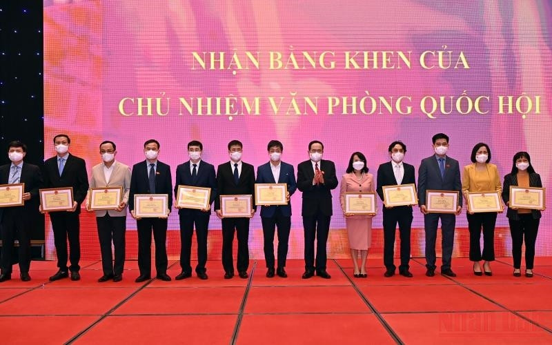 Phó Chủ tịch Thường trực Trần Thanh Mẫn trao Bằng khen cho các cá nhân. (Ảnh: Duy Linh)