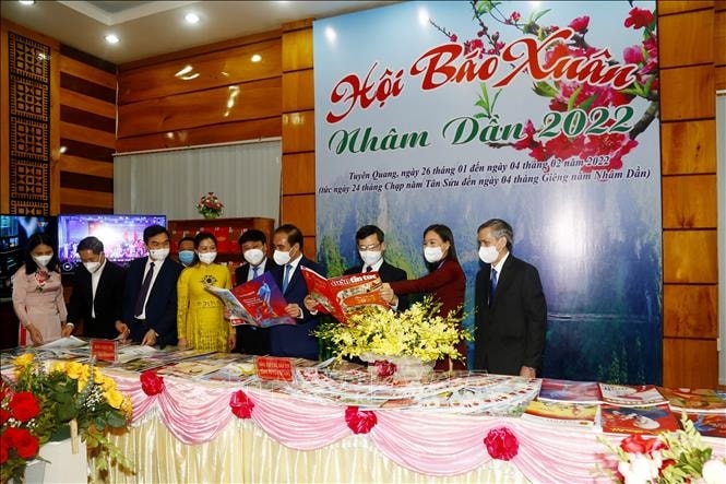 Các đại biểu tham quan gian trưng bày các ấn phẩm báo chí của Hội báo Xuân Tuyên Quang năm 2022.