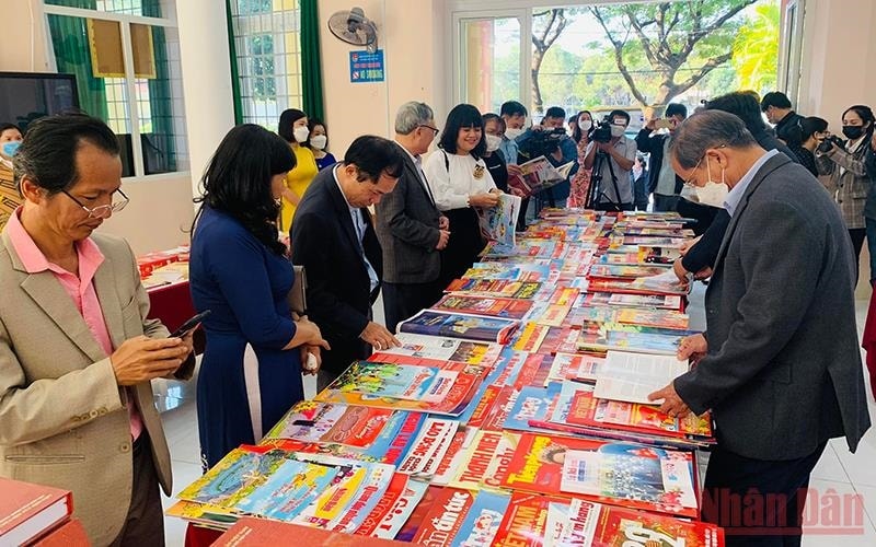 Các đại biểu tham quan gian trưng bày báo Xuân Nhâm Dần 2022. 