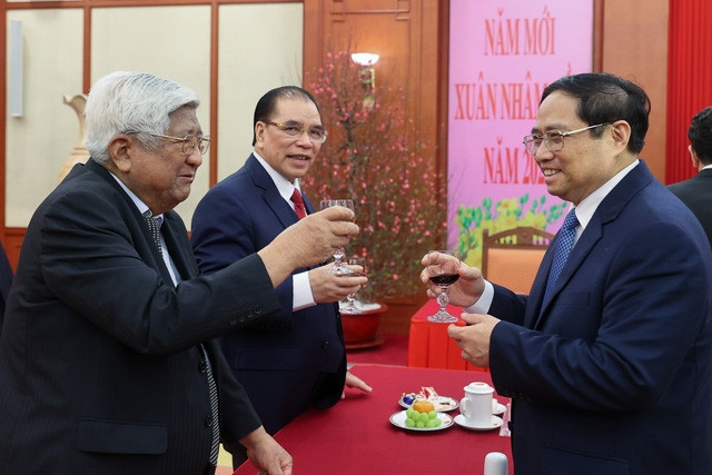 Thủ tướng Chính phủ Phạm Minh Chính chúc Tết nguyên Tổng Bí thư Nông Đức Mạnh, nguyên Chủ tịch Ủy ban Trung ương MTTQ Phạm Thế Duyệt. Ảnh: VGP/Nhật Bắc