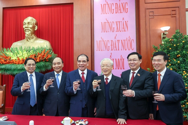 Các đồng chí lãnh đạo, nguyên lãnh đạo nâng ly chúc mừng năm mới. Ảnh: VGP/Nhật Bắc