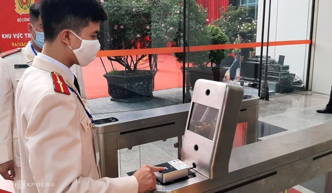 Cán bộ, chiến sĩ cảnh sát trải nghiệm các tính năng của thẻ chip điện tử