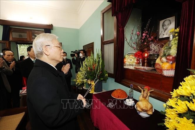 Tổng Bí thư Nguyễn Phú Trọng dâng hương tưởng niệm Chủ tịch Hồ Chí Minh tại Nhà 67. (Ảnh: Trí Dũng/TTXVN) Tổng Bí thư Nguyễn Phú Trọng dâng hương tưởng niệm Chủ tịch Hồ Chí Minh tại Nhà 67. (Ảnh: Trí Dũng/TTXVN)