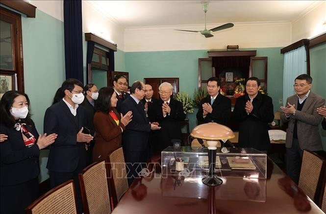 Tổng Bí thư Nguyễn Phú Trọng nói chuyện với cán bộ, nhân viên Khu di tích Chủ tịch Hồ Chí Minh ở Phủ Chủ tịch. (Ảnh: Trí Dũng/TTXVN) Tổng Bí thư Nguyễn Phú Trọng nói chuyện với cán bộ, nhân viên Khu di tích Chủ tịch Hồ Chí Minh ở Phủ Chủ tịch. (Ảnh: Trí Dũng/TTXVN)