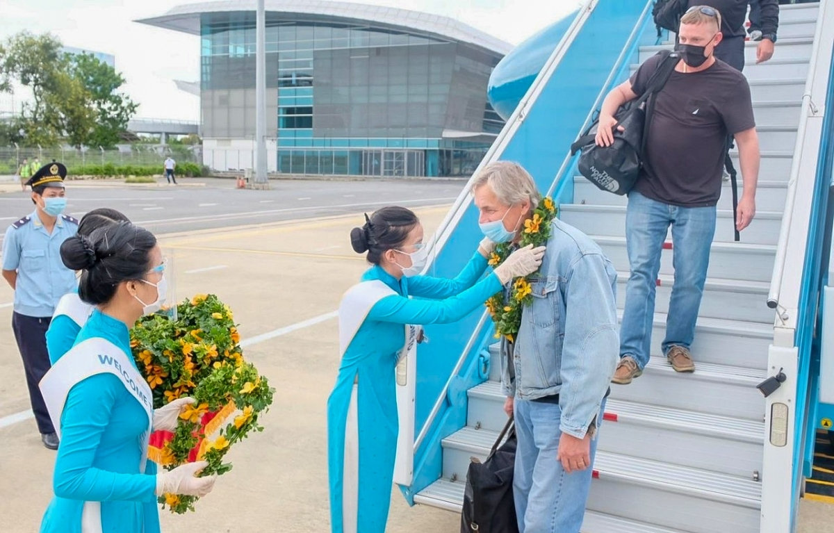 Những du khách quốc tế đầu tiên trở lại Việt Nam hồi tháng 11/2021. (Nguồn: Vietnam Airlines)s Những du khách quốc tế đầu tiên trở lại Việt Nam hồi tháng 11/2021. (Nguồn: Vietnam Airlines)