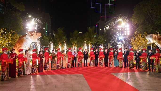 Các đồng chí lãnh đạo cắt băng khai mạc Đường hoa Nguyễn Huệ Tết Nhâm Dần 2022. Các đồng chí lãnh đạo cắt băng khai mạc Đường hoa Nguyễn Huệ Tết Nhâm Dần 2022.
