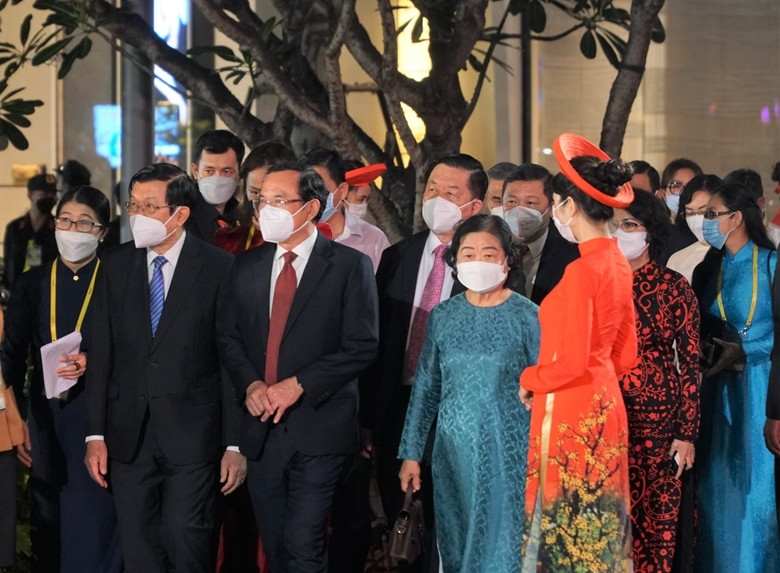 Ngay sau Lễ khai mạc, các đồng chí lãnh đạo đã tham quan Đường hoa Nguyễn Huệ. Ngay sau Lễ khai mạc, các đồng chí lãnh đạo đã tham quan Đường hoa Nguyễn Huệ.