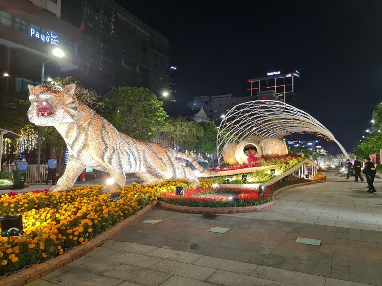 Đường hoa Nguyễn Huệ Tết Nhâm Dần 2022 là một trong những sự kiện văn hóa tiêu biểu của Thành phố mang tên Bác. Đường hoa Nguyễn Huệ Tết Nhâm Dần 2022 là một trong những sự kiện văn hóa tiêu biểu của Thành phố mang tên Bác.