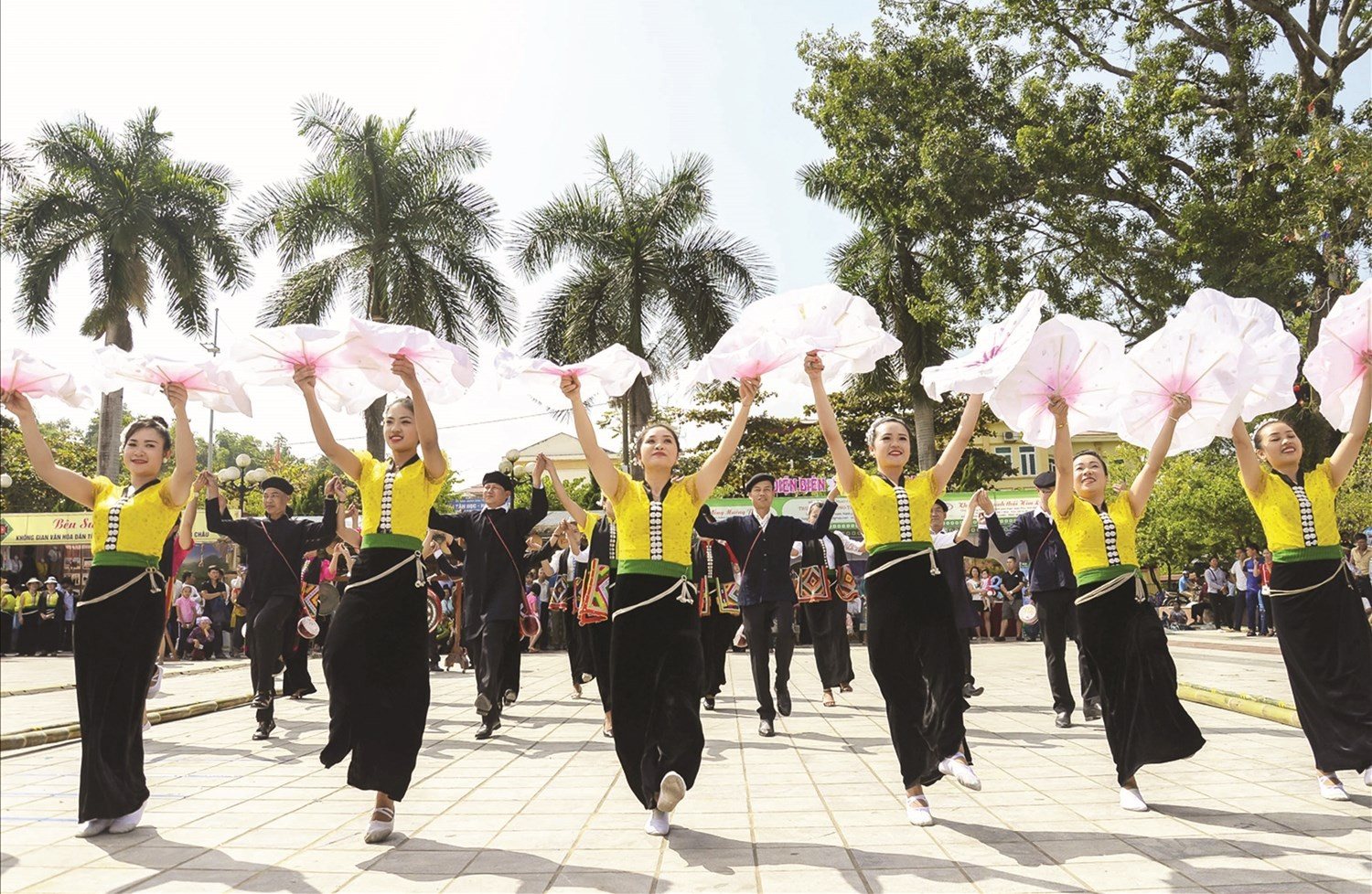 Công tác bảo tồn, phát huy văn hóa truyền thống các DTTS thời gian qua  đã đạt được những kết quả nhất định.