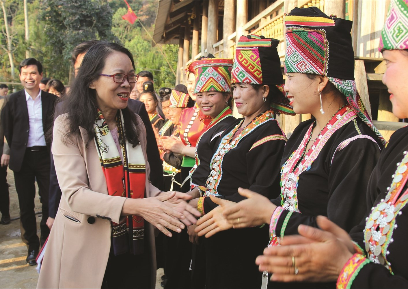 Thứ trưởng, Phó Chủ nhiệm Hoàng Thị Hạnh thăm hỏi, tặng quà đồng bào DTTS bản Tà Cọ,  xã Sốp Cộp, huyện Sốp Cộp, tỉnh Sơn La.