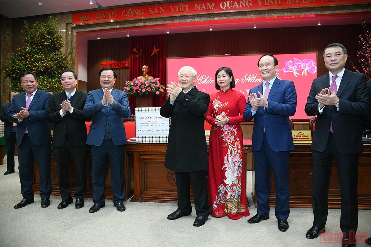 Tổng Bí thư Nguyễn Phú Trọng tặng quà Tết chúc mừng Đảng bộ, Chính quyền và nhân dân Thủ đô. (Ảnh: Thành Đạt)