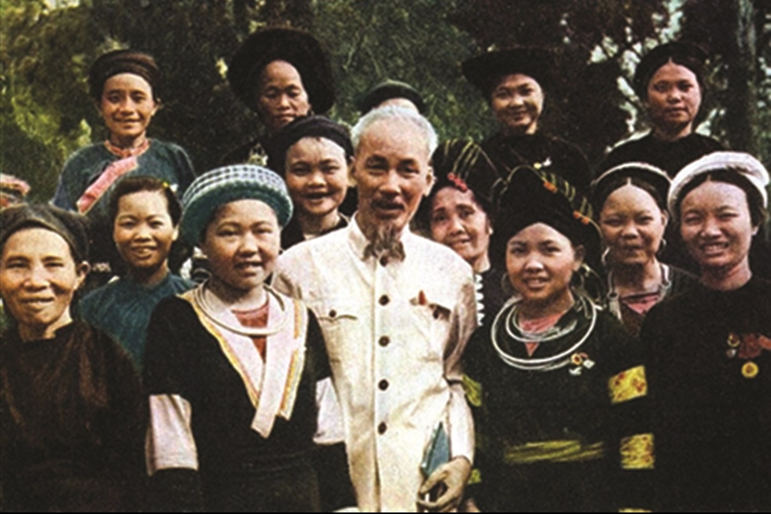 Sinh thời, Chủ tịch Hồ Chí Minh luôn quan tâm, chăm lo đến sự nghiệp đào tạo, bồi dưỡng cán bộ người DTTS. Sinh thời, Chủ tịch Hồ Chí Minh luôn quan tâm, chăm lo đến sự nghiệp đào tạo, bồi dưỡng cán bộ người DTTS.