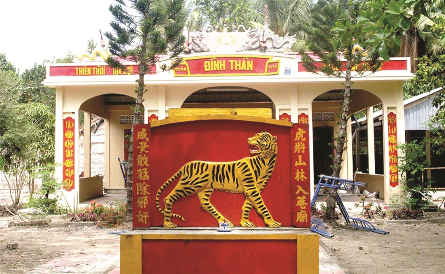 Bức bình phong có hình thờ Thần Cọp  ở đình Xà Phiên, huyện Long Mỹ (Hậu Giang).