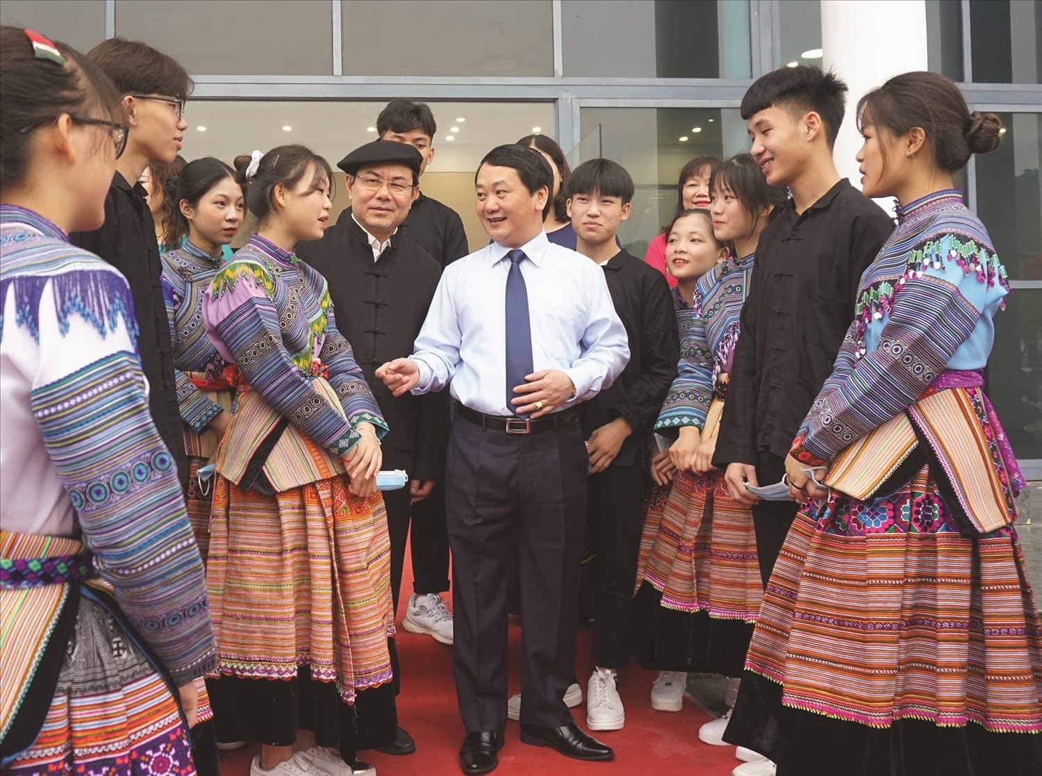 Bộ trưởng, Chủ nhiệm Hầu A Lềnh ân cần thăm hỏi động viên các em học sinh Trường Phổ thông Dân tộc Nội trú  tỉnh Lào Cai. (Ảnh Minh Thu)