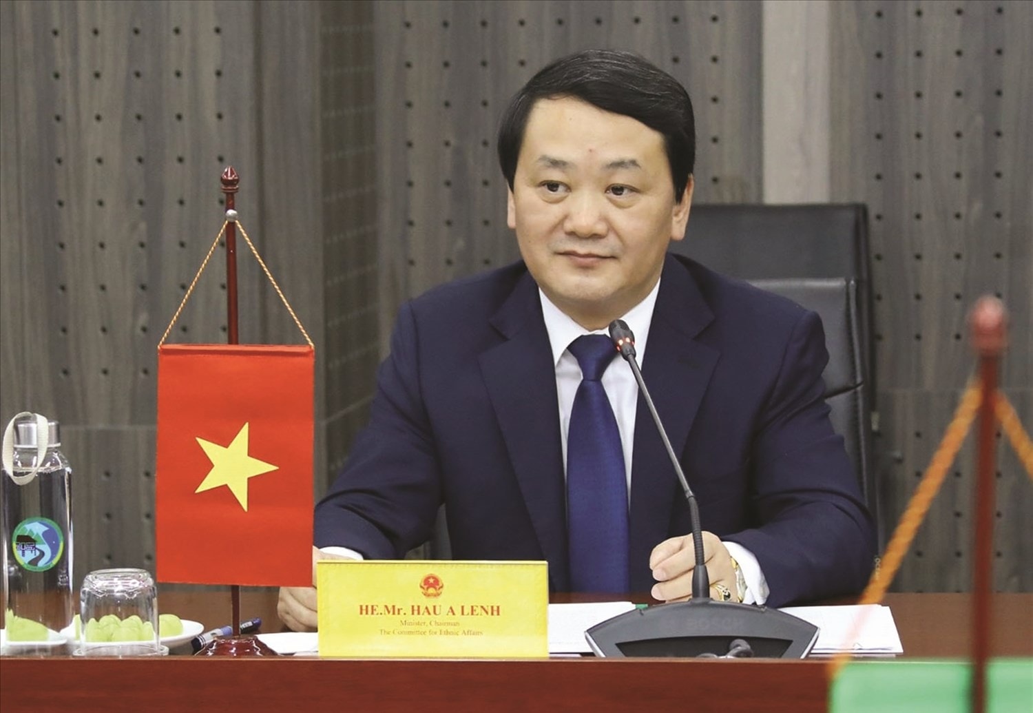 Bộ trưởng, Chủ nhiệm UBDT Hầu A Lềnh.
