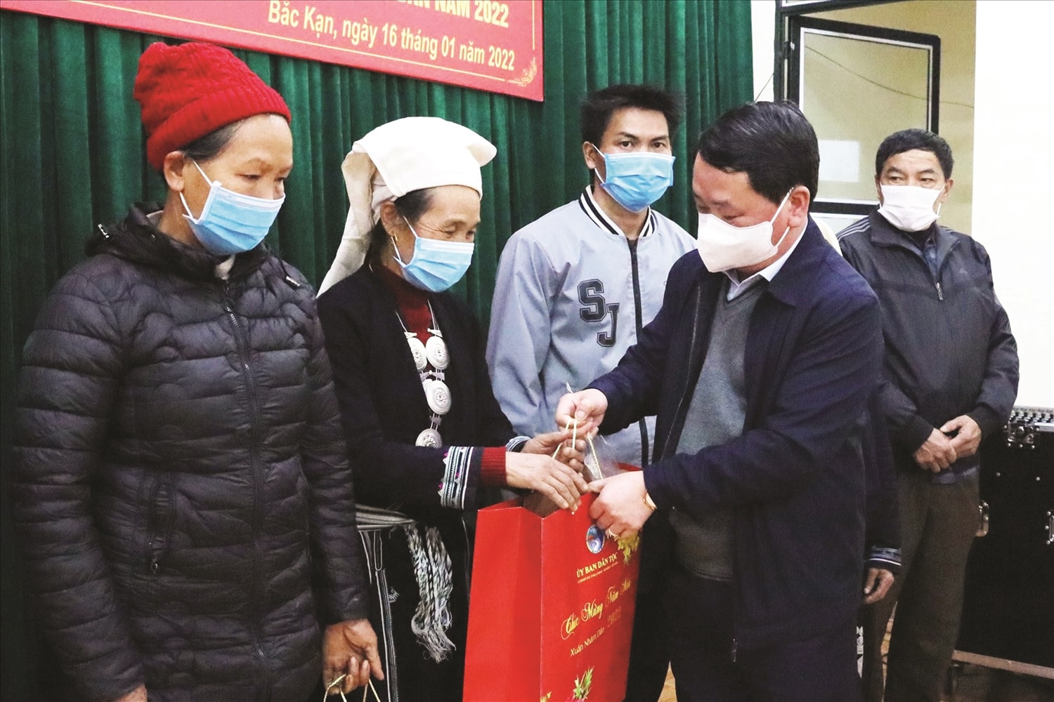 Bộ trưởng, Chủ nhiệm Uỷ ban Dân tộc Hầu A Lềnh tặng quà cho các hộ nghèo, gia đình chính sách,  Người có uy tín tại huyện Ngân Sơn, tỉnh Bắc Kạn