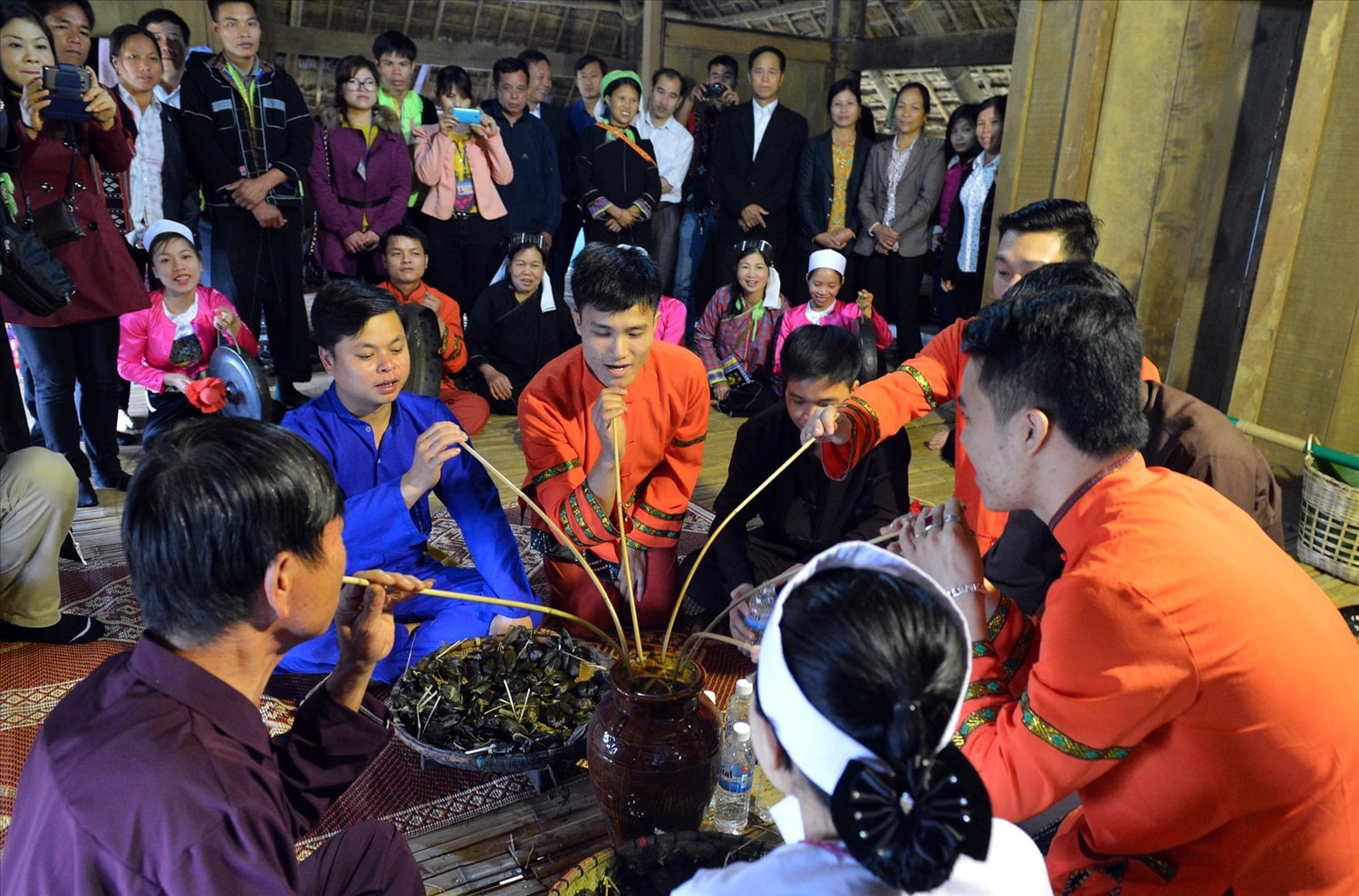 Ngày Tết, nhấp một ngụm rượu cần, thưởng thức chiếc bánh uôi và trao nhau những câu chúc là tục lệ cổ xưa của đồng bào Mường Ngày Tết, nhấp một ngụm rượu cần, thưởng thức chiếc bánh uôi và trao nhau những câu chúc là tục lệ cổ xưa của đồng bào Mường