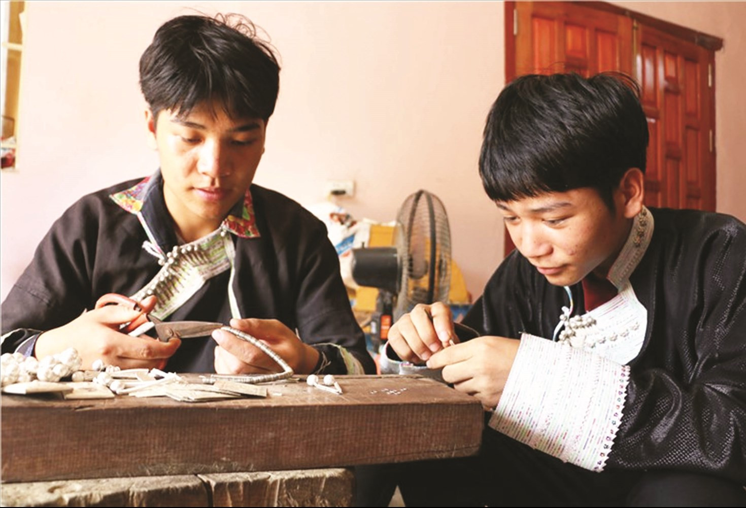 Người Dao tự hào về nghề chạm khắc bạc. (TL)