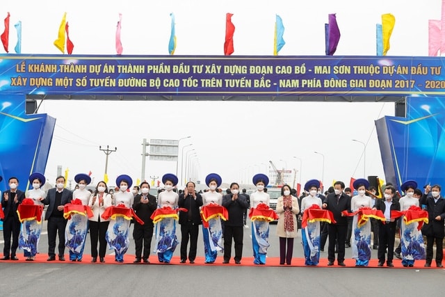 Thủ tướng Phạm Minh Chính, Phó Thủ tướng Lê Văn Thành cùng lãnh đạo các bộ, ngành, địa phương cắt băng chính thức thông xe tuyến đường bộ cao tốc Bắc - Nam đoạn Cao Bồ - Mai Sơn. Ảnh: VGP/Nhật Bắc Thủ tướng Phạm Minh Chính, Phó Thủ tướng Lê Văn Thành cùng lãnh đạo các bộ, ngành, địa phương cắt băng chính thức thông xe tuyến đường bộ cao tốc Bắc - Nam đoạn Cao Bồ - Mai Sơn. Ảnh: VGP/Nhật Bắc