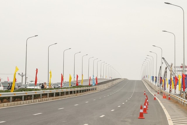 Được khởi công vào tháng 12/2019, dự án Cao Bồ - Mai Sơn đi qua địa bàn hai tỉnh Ninh Bình và Nam Định, có tổng chiều dài hơn 15 km, quy mô giai đoạn phân kỳ là 4 làn xe, giai đoạn hoàn chỉnh là 6 làn xe. Ảnh: VGP/Nhật Bắc Được khởi công vào tháng 12/2019, dự án Cao Bồ - Mai Sơn đi qua địa bàn hai tỉnh Ninh Bình và Nam Định, có tổng chiều dài hơn 15 km, quy mô giai đoạn phân kỳ là 4 làn xe, giai đoạn hoàn chỉnh là 6 làn xe. Ảnh: VGP/Nhật Bắc
