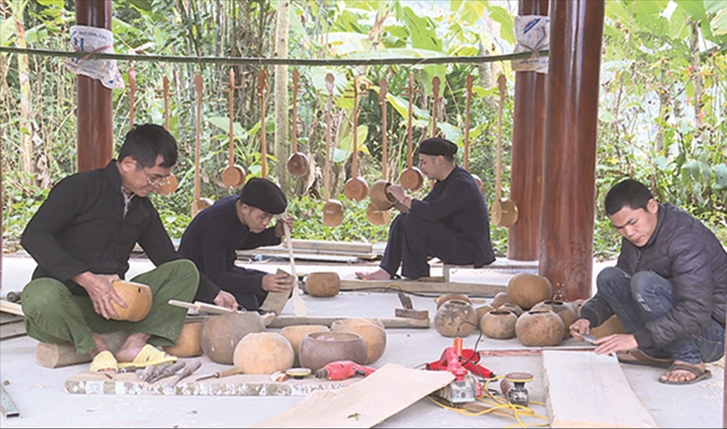 Xưởng làm đàn Tính của anh Chu Văn Thạch tạo việc làm cho nhiều người có niềm đam mê với hát Then, đàn Tính Xưởng làm đàn Tính của anh Chu Văn Thạch tạo việc làm cho nhiều người có niềm đam mê với hát Then, đàn Tính