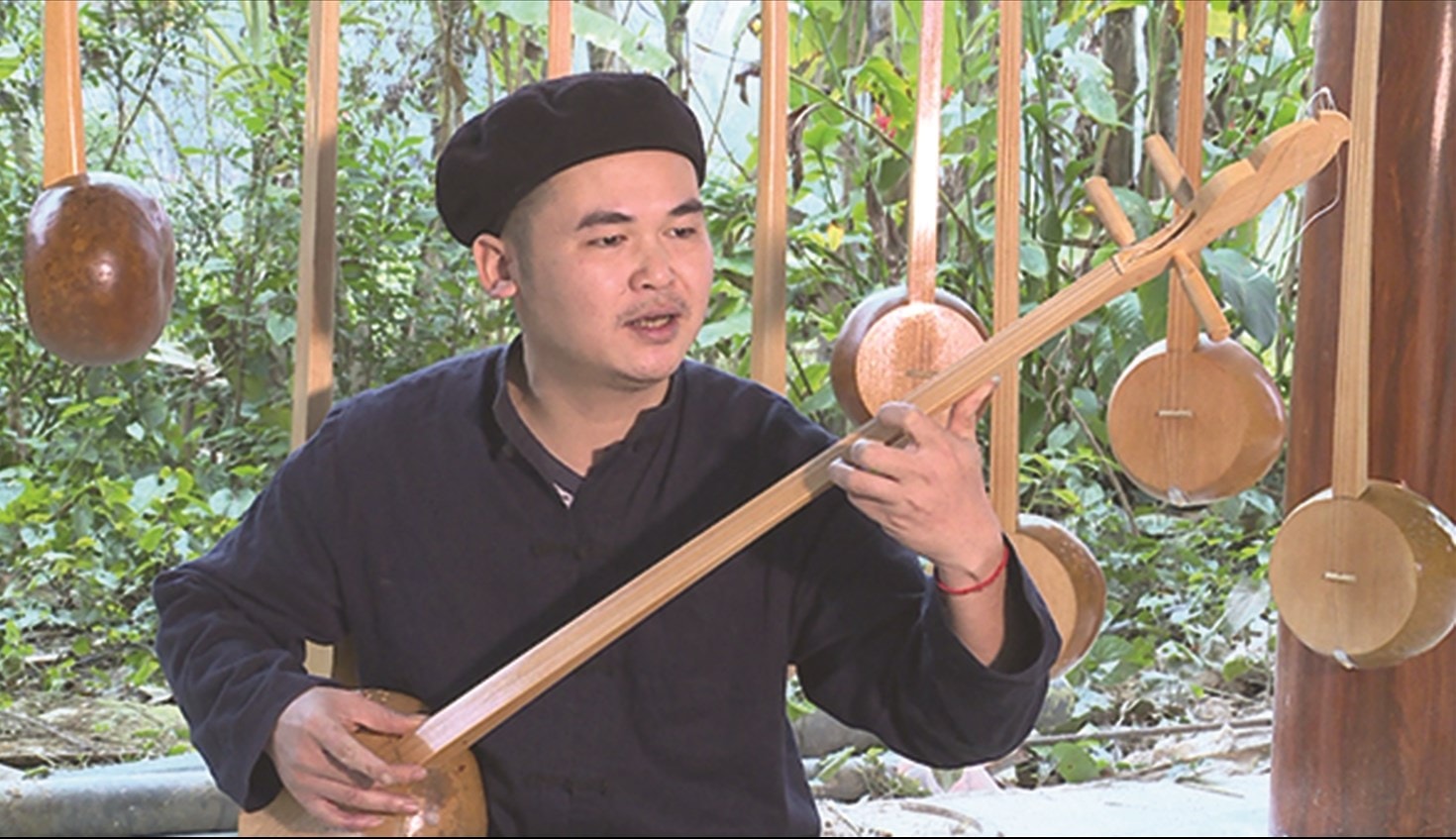 Nghệ nhân Chu Văn Thạch biểu diễn đàn Tính Nghệ nhân Chu Văn Thạch biểu diễn đàn Tính