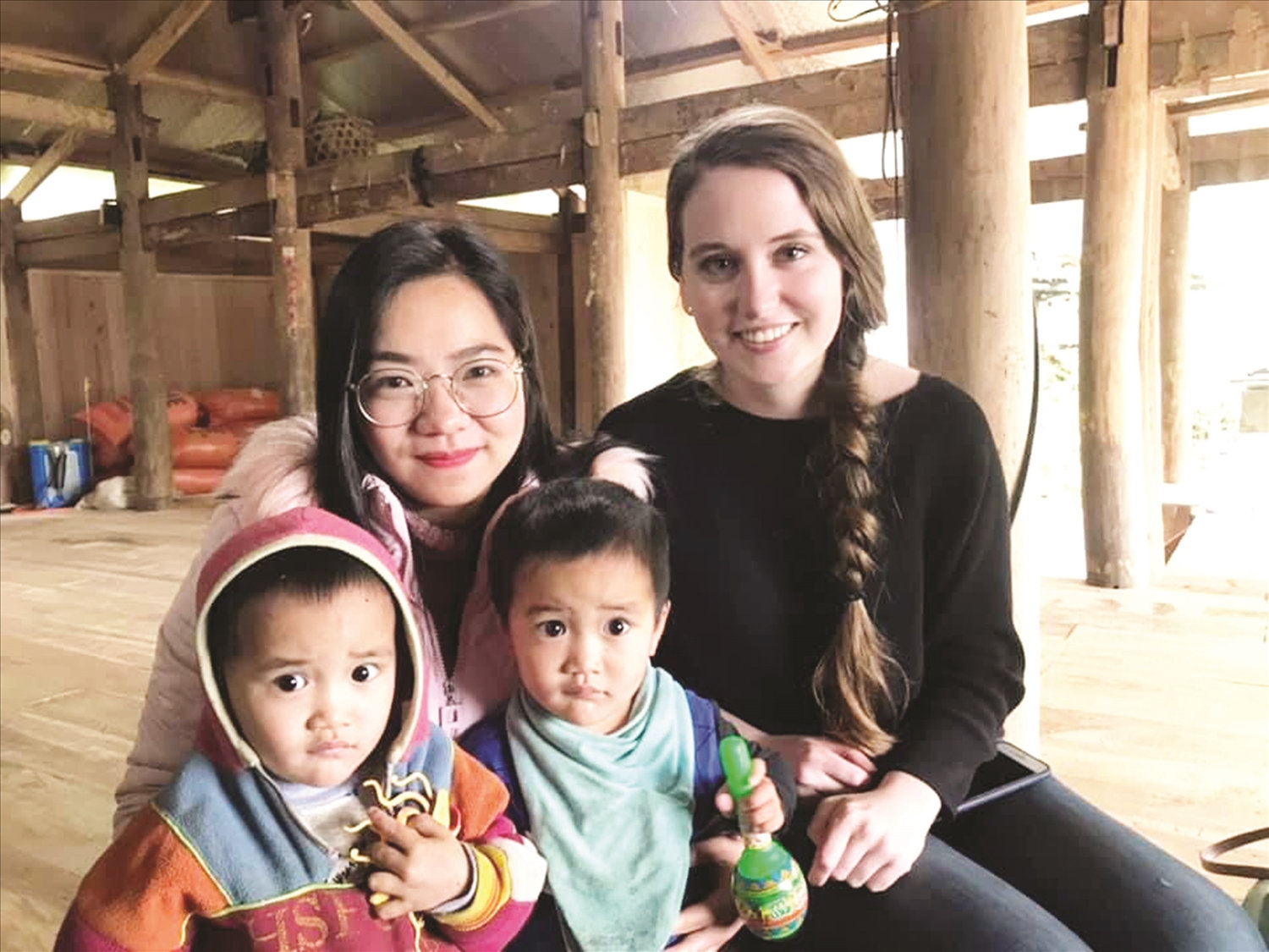 Sùng Mỹ Yên (hàng thứ 2 bên trái) với hoạt động thiện nguyện. Sùng Mỹ Yên (hàng thứ 2 bên trái) với hoạt động thiện nguyện.