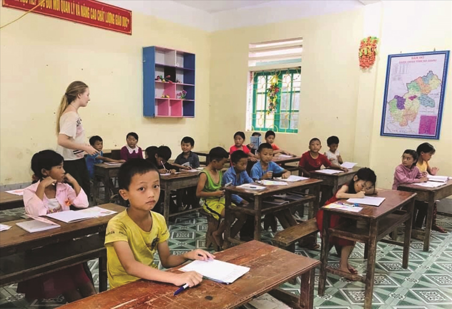 Sùng Mỹ Yên kết nối với các tình nguyện viên người nước ngoài dạy tiếng Anh cho trẻ em Mông tại Mèo Vạc. Sùng Mỹ Yên kết nối với các tình nguyện viên người nước ngoài dạy tiếng Anh cho trẻ em Mông tại Mèo Vạc.