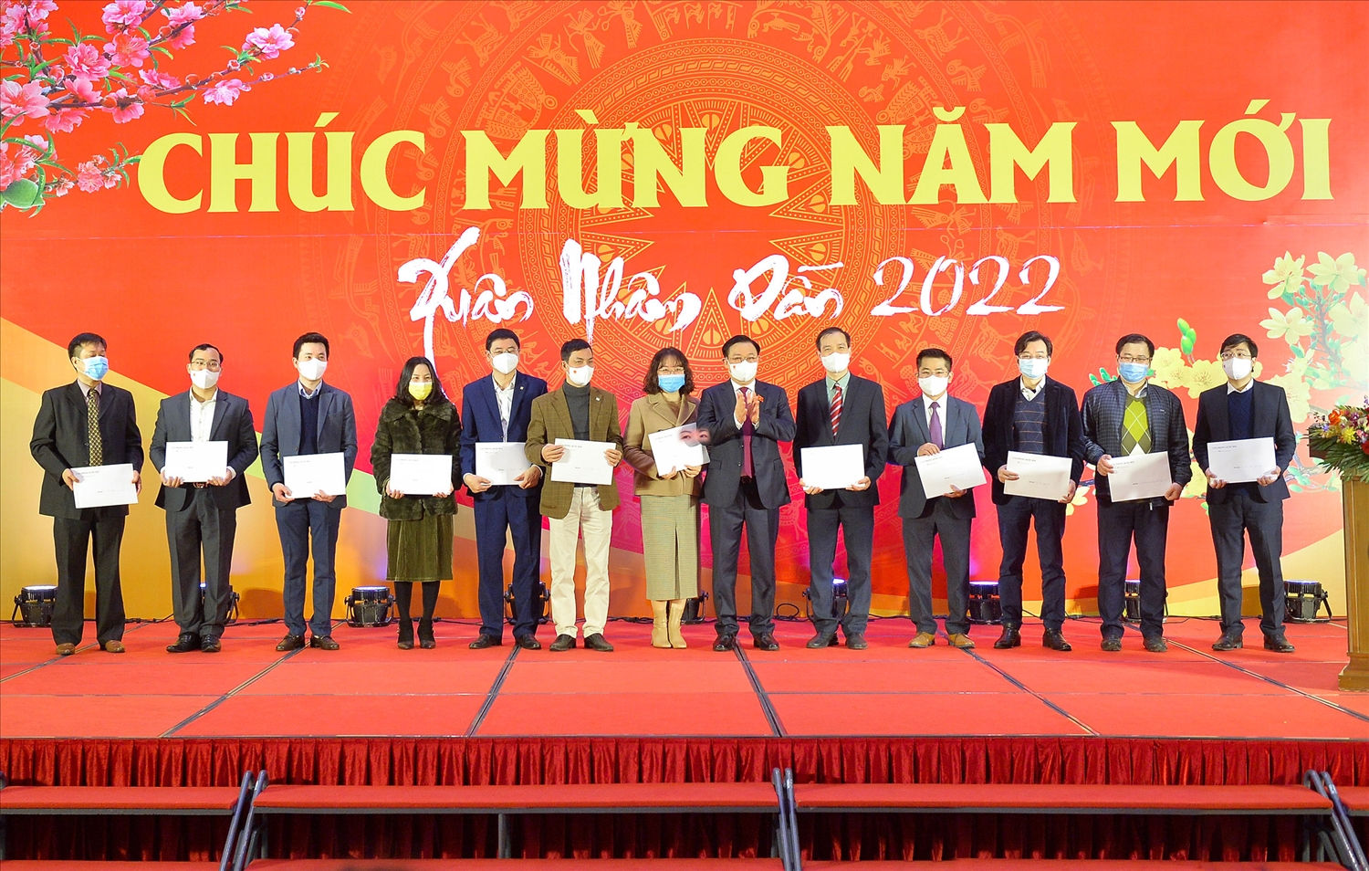 Chủ tịch Quốc hội Vương Đình Huệ tặng quà các đơn vị