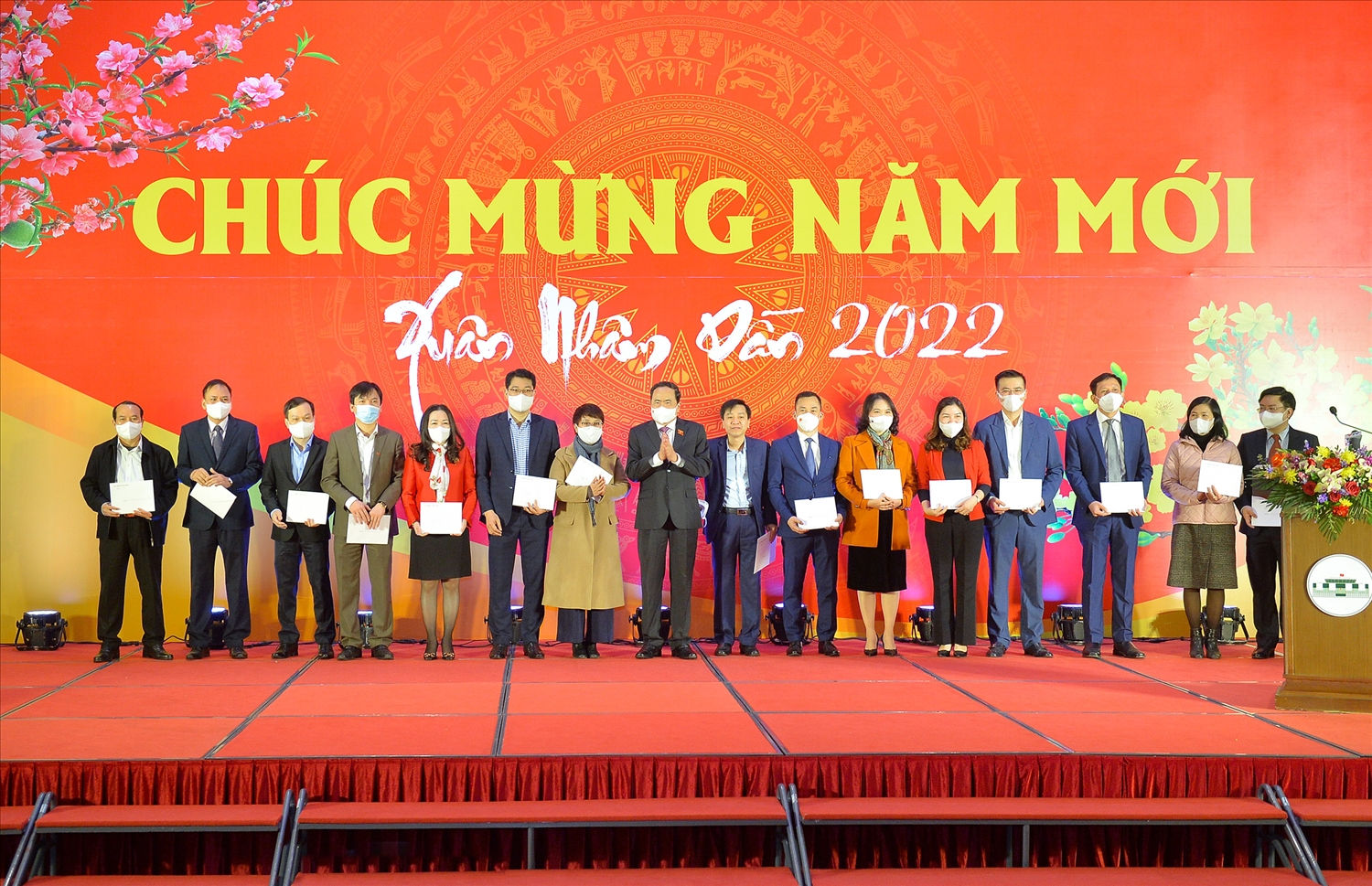 Phó Chủ tịch Thường trực Quốc hội Trần Thanh Mẫn tặng quà các đơn vị