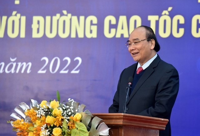 Chủ tịch nước Nguyễn Xuân Phúc nhấn mạnh tầm quan trọng của tuyến cao tốc kết nối này, giúp giảm tải giao thông cho khu vực nội đô Hà Nội, nâng cao hiệu quả kết nối giao thông, thu hút đầu tư và mở rộng không gian phát triển thương mại, du lịch, đô thị của vùng đồng bằng Bắc Bộ - Ảnh: VGP/Đức Tuân Chủ tịch nước Nguyễn Xuân Phúc nhấn mạnh tầm quan trọng của tuyến cao tốc kết nối này, giúp giảm tải giao thông cho khu vực nội đô Hà Nội, nâng cao hiệu quả kết nối giao thông, thu hút đầu tư và mở rộng không gian phát triển thương mại, du lịch, đô thị của vùng đồng bằng Bắc Bộ - Ảnh: VGP/Đức Tuân