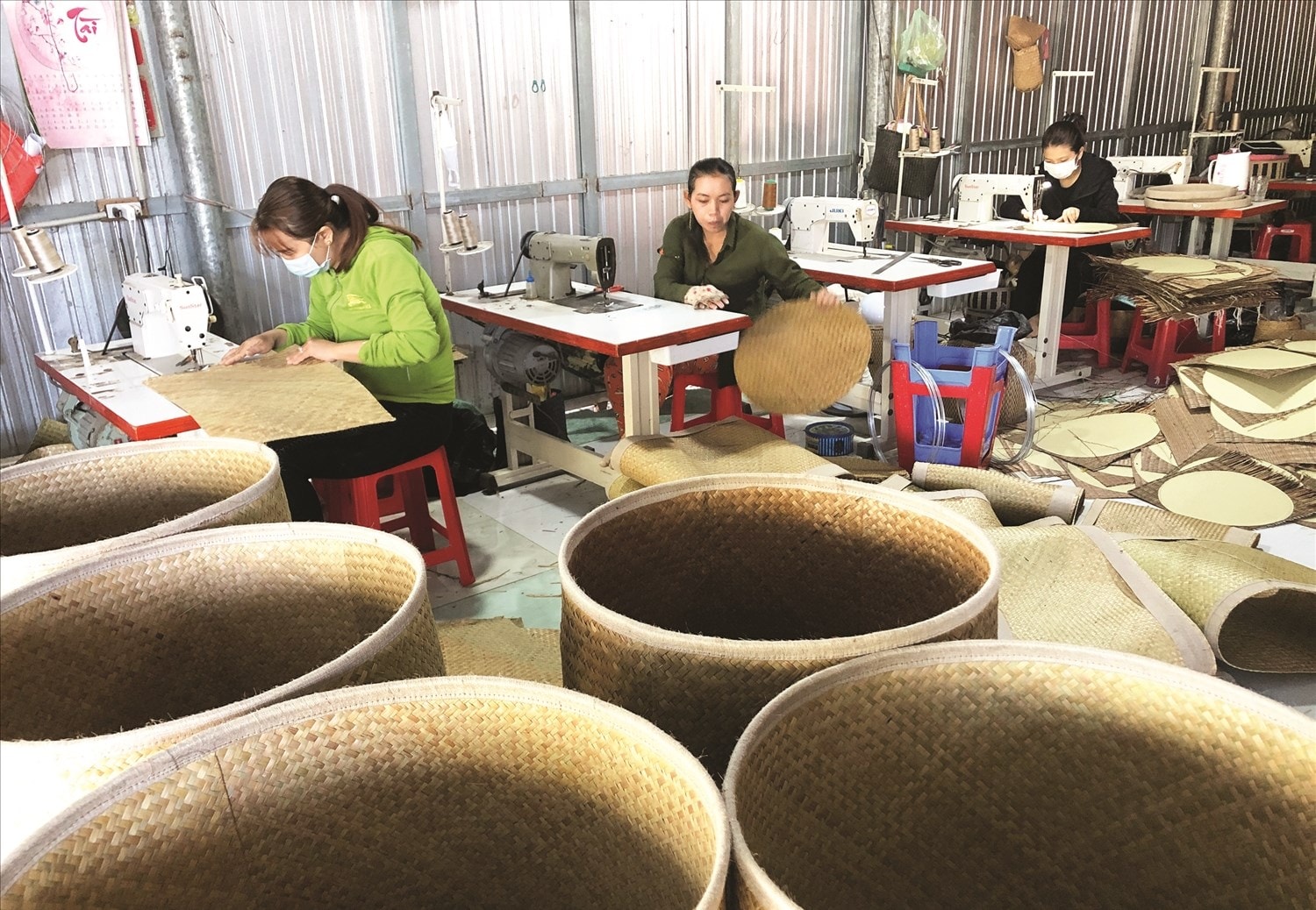 Những sản phẩm thủ công mỹ nghệ cỏ bàng xuất khẩu ở xưởng sản xuất ấp Trà Phô, Phú Mỹ, Giang Thành, Kiên Giang