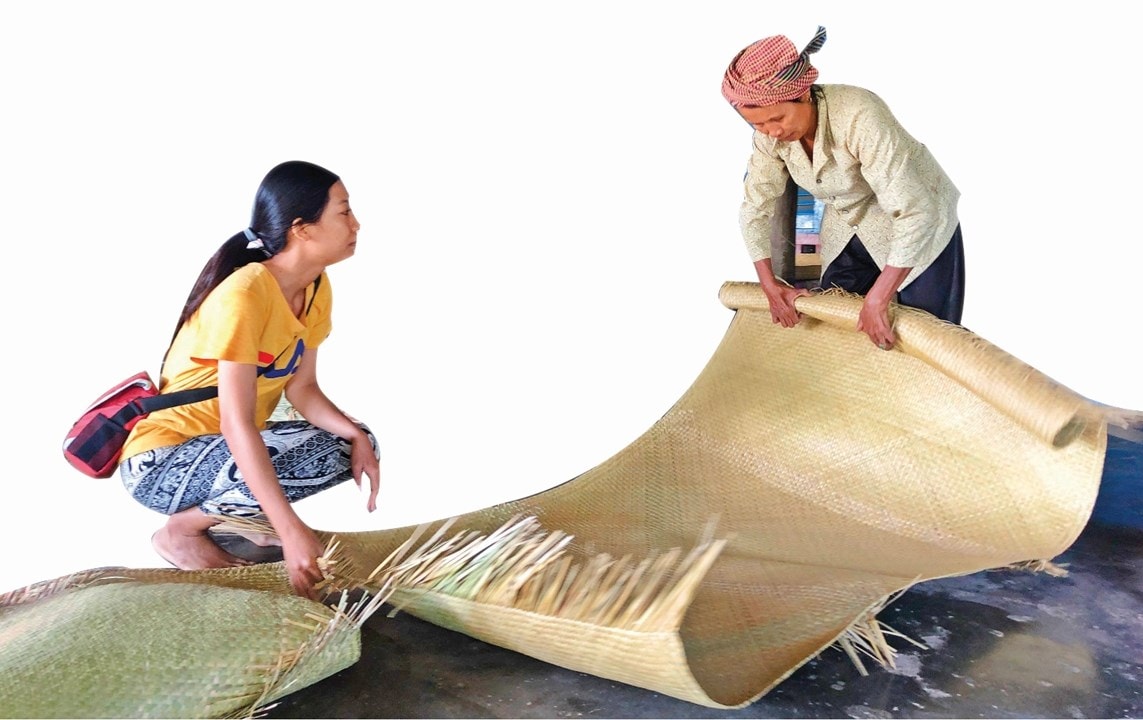 Nghệ nhân giới thiệu sản phẩm chiếu cỏ bàng ở ấp Trà Phô