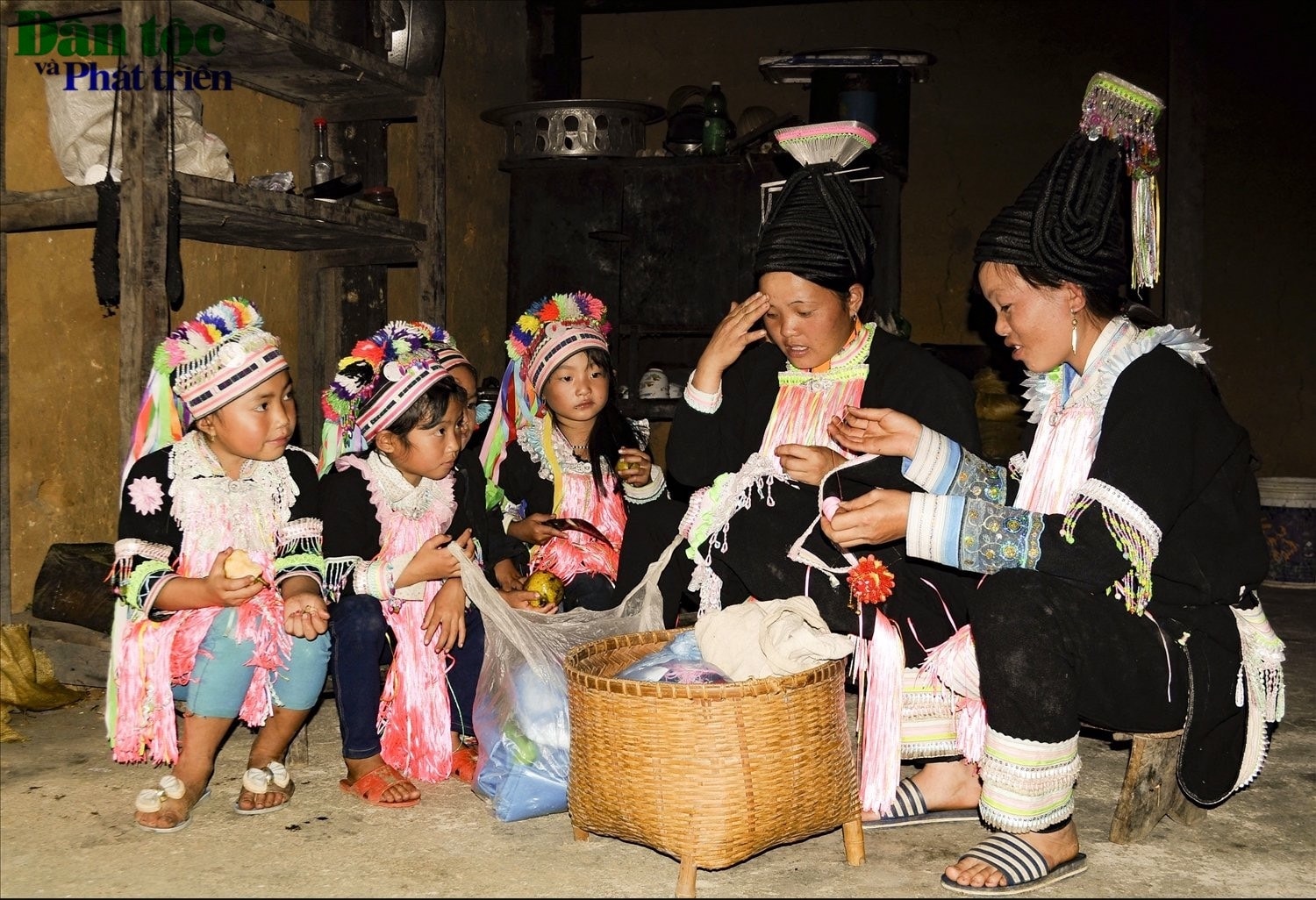 Từ nhỏ trẻ em bản Sì Thâu Chải đã được các chị, các mẹ truyền đam mê thêu thùa, may vá