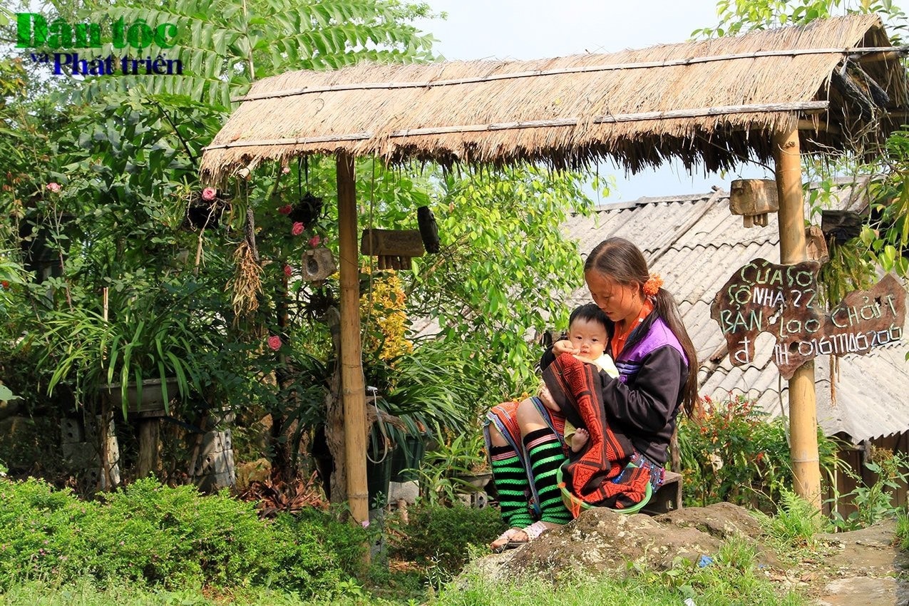 Đến Sì Thâu Chải du khách thường bắt gặp hình ảnh phụ nữ địu con ngồi khâu vá qua các ô cửa sổ, hay bên hàng rào đá
