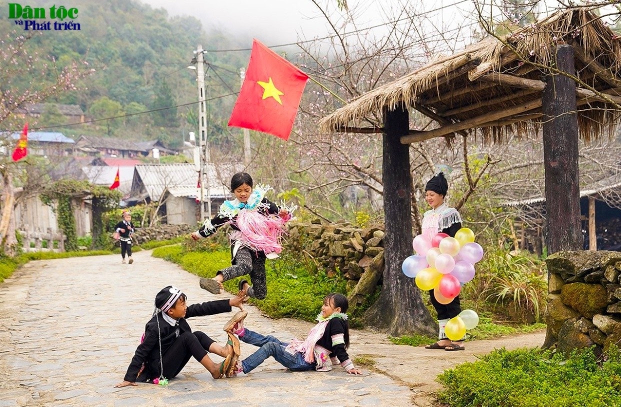 Trồng nụ, trồng hoa là một trong những trò chơi yêu thích của trẻ em ở Sì Thâu Chải