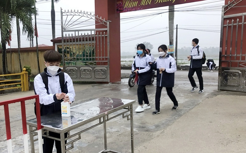 Học sinh Trường THCS Hoa Động (huyện Thủy Nguyên, TP Hải Phòng) rửa tay sát khuẩn trước khi vào trường. Ảnh: NGUYỄN DỊU Học sinh Trường THCS Hoa Động (huyện Thủy Nguyên, TP Hải Phòng) rửa tay sát khuẩn trước khi vào trường. Ảnh: NGUYỄN DỊU