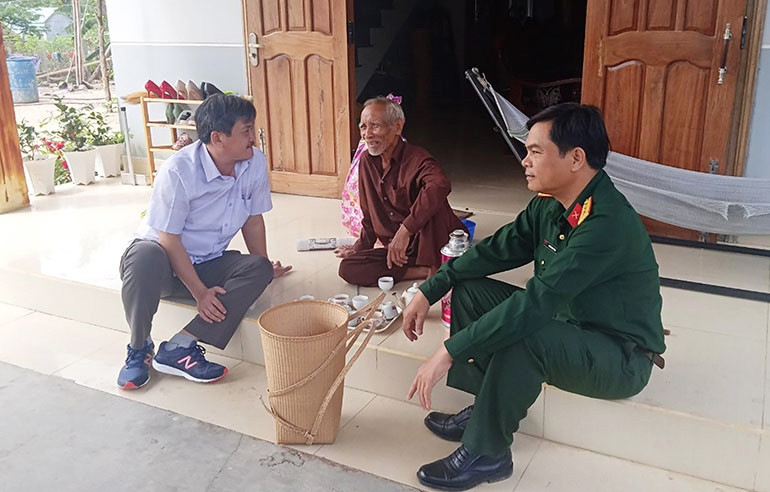 Lãnh đạo UBND huyện thăm, gặp gỡ Ma Nghĩa, già làng, Người có uy tín ở thôn Phú Lợi, xã Phú Mỡ, huyện Đồng Xuân