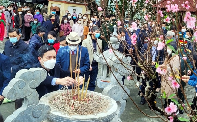 Lãnh đạo huyện Yên Bình và nhân dân địa phương dâng hương thành kính tại đền Mẫu Thác Bà Lãnh đạo huyện Yên Bình và nhân dân địa phương dâng hương thành kính tại đền Mẫu Thác Bà