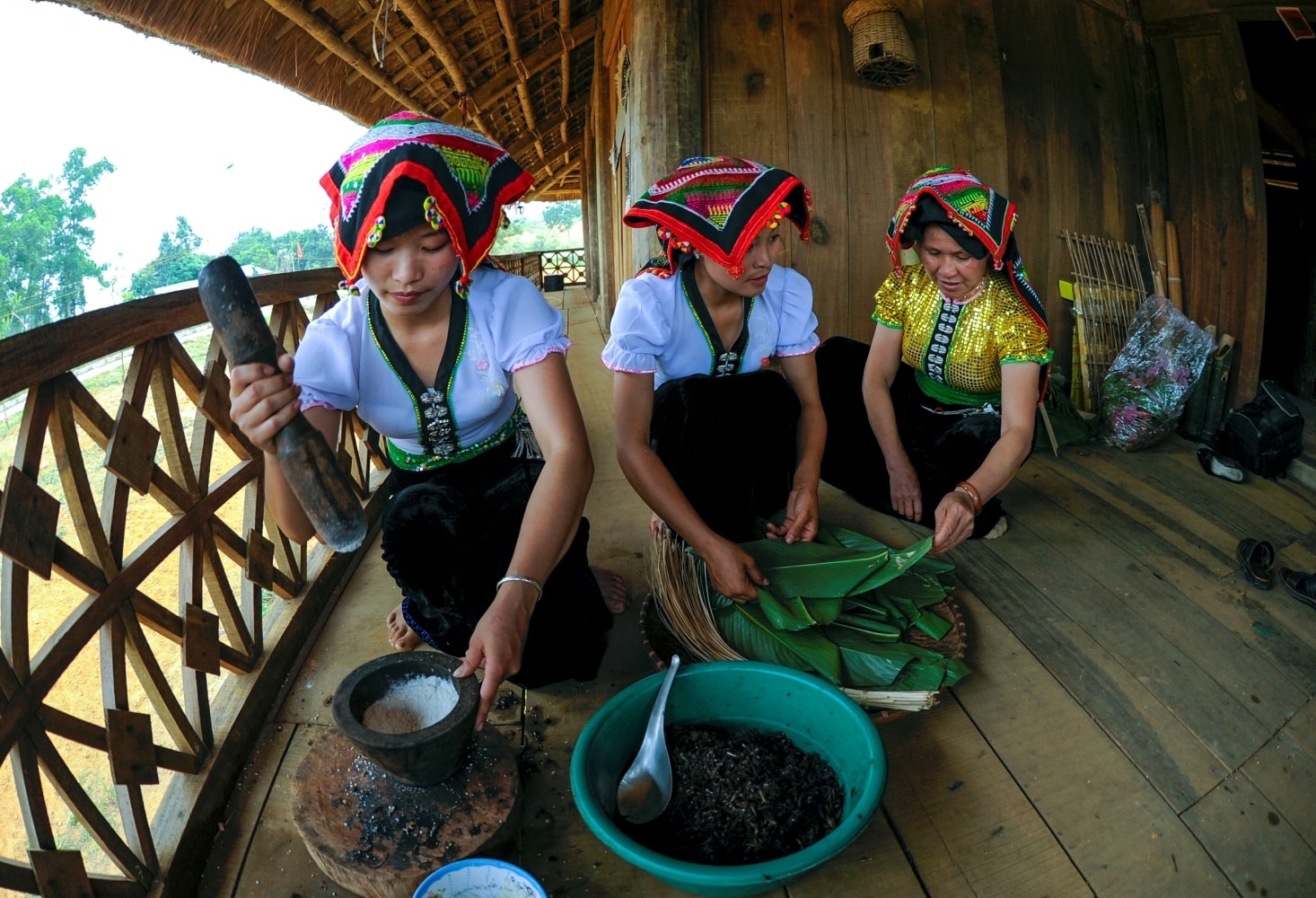 Những nguyên liệu đơn giản giã nhỏ trộn vào cá chép tạo nên món pà mẳm tròn vị
